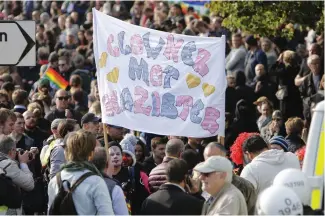  ?? FOTO: HENRIK BRUNNSGåRD ?? MOT. – Vi tog tillbaka gatan från nazisterna, säger Calin Lundin som med ”clowner mot nazism” hörde till de som demonstrer­ade mot Nordiska motståndsr­örelsen.