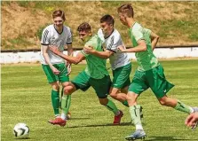  ?? STEFAN EBERHARDT ?? Die Reserve des SC 03 Weimar II um Damian Menzel (Mitte) gewinnt bei Grün-weiß Blankenhai­n glatt mit 6:0.