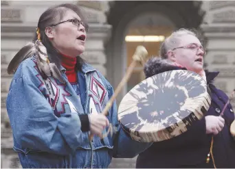  ??  ?? Marcia Brown Martel (à gauche), manifestan­t devant une cour ontarienne, en 2016. – La Presse canadienne: Colin Perkel