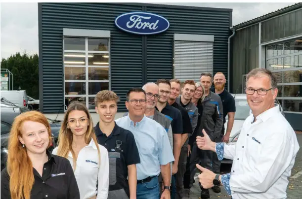  ?? FOTO: JANSSEN ?? Klasse Team-Leistung: Das Autohaus Stefan Janßen in Sonsbeck hat den Chairman‘s Award – den Oscar der Ford-Häuser – bekommen.