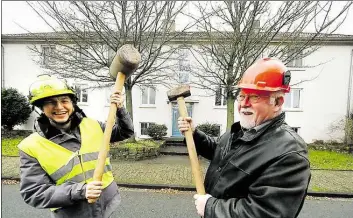  ?? BILD: TORSTEN VON REEKEN ?? Ute Dorczok und Michael Albani vor dem alten Gebäude, das zurzeit noch dort steht, wo in diesem Jahr mit dem Bau des Kiola-Heims begonnen werden soll.