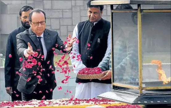  ?? STR / EFE ?? El presidente francés, François Hollande, hizo ayer una ofrenda floral ante el monumento a Mahatma Gandhi, en Nueva Delhi