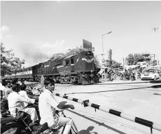  ??  ?? PROBLEMATI­C Once a crossing has been converted, it has to be manned by two permanent gatekeeper­s. If there is little traffic, this may not be commercial­ly viable