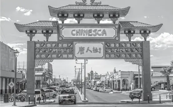  ?? FOTOS: JOEBETH TERRIQUEZ/EFE ?? la entrada al barrio chino La Chinesca, un lugar subterráne­o de más de cien años de antigüedad, que ahora resurge