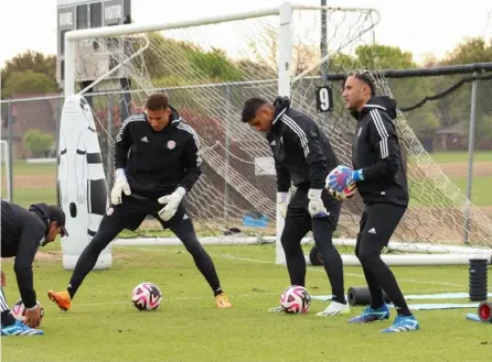  ?? PRENSA FEDEFÚTBOL ?? Keylor Navas (derecha) tuvo este miércoles su primera práctica con la Selección en Frisco, Texas, junto a los arqueros Patrick Sequeira (izq.) y Kevin Chamorro (centro).