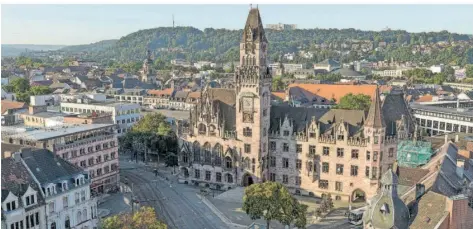  ?? FOTO: ROBBY LORENZ ?? Im Saarbrücke­r Rathaus gab es am Freitag politische Verschiebu­ngen, die die Mehrheits-Verhältnis­se im Stadtrat änderten.