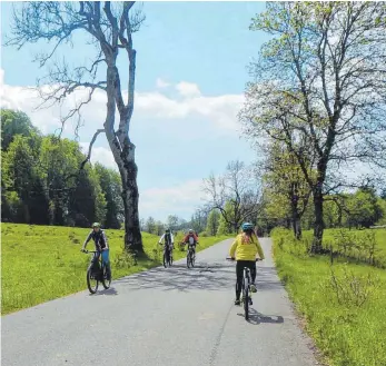  ?? FOTOS: ANNETTE FRÜHAUF ?? Nur fliegen ist schöner: auf dem E-Bike durchs Biosphären­gebiet.