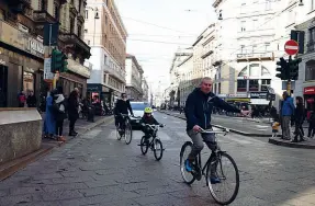  ??  ?? La routine Bambini in go-kart lungo via Orefici durante una delle domeniche senz’auto degli anni 90. Nella foto in basso, una famiglia in bici, ieri, nella stessa via