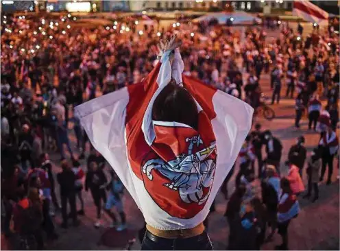  ?? Foto: AFP ?? Allabendli­ches Ritual seit der Präsidente­nwahl: Demonstrie­rende gehen in Minsk auf die Straße.