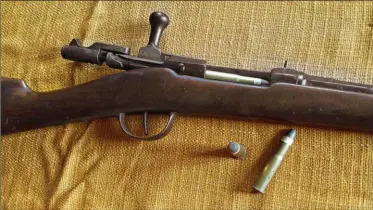  ??  ?? En haut, un système Gras repris pour la chasse au gros, recalibré en 8 mm Lebel avec sa balle demi-blindée d’origine. En bas, un fusil Gras d’infanterie modèle 1874-M80 avec ses cartouches à calepin d’origine.