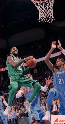  ?? AFP ?? Kyrie Irving, 25 anni, a canestro contro i Thunder