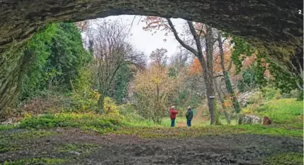  ??  ?? 3
2
4 1. Il Parco Ungaretti con la statua del poeta. È all’interno dell’azienda Castelvecc­hio a Sagrado. 2. Il Carso a Prepotto. In questa grotta gli austrounga­rici tenevano i prigionier­i russi. 3-5. Tagliolini di grano arso con salsiccia e...