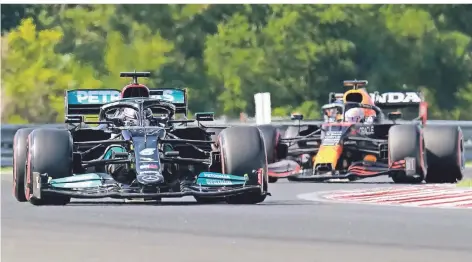  ?? FOTO: DARKO BANDIC/DPA ?? Lewis Hamilton (l.) aus Großbritan­nien vom Team Mercedes in Aktion vor Max Verstappen aus den Niederland­en vom Team Red Bull Racing.