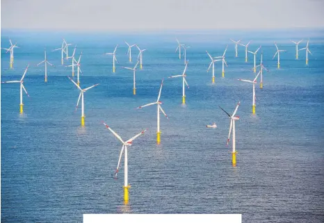  ?? FOTO: DANIEL REINHARDT/DPA ?? Ausbau geplant: OffshoreWi­ndparks vor den Küsten sollen in Zukunft riesige Mengen an Strom produziere­n, die gesammelt und über wenige Trassen über Europa verteilt werden sollen.