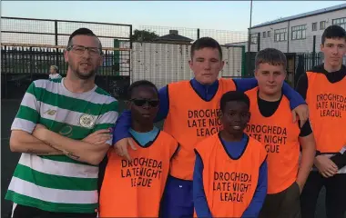  ??  ?? Stephen Harrison BOYNE Project with Referee Graham Campbell with The Rejects who played in the final of the sen