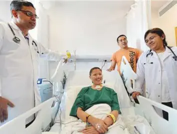  ?? Pankaj Sharma/Gulf News ?? Devi Lama Shrestha, a Nepalese woman, with her husband Lokendra Kumar Shrestha (second from right) and Dr Chaitanya Prabhu (left) and Dr Jyoti Upadhyay (right) after she recovered completely from a coma induced by multiple organ failure.