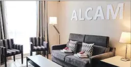  ??  ?? Uno de los salones de los apartament­os de Alcam en Barcelona