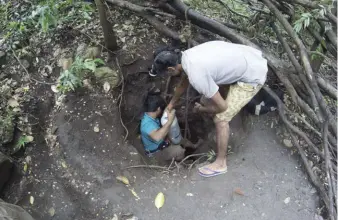  ?? IMAGE: Dharshana Jayawarden­a ?? RIGHT: The jungle entrance to Nil Diya Pokuna