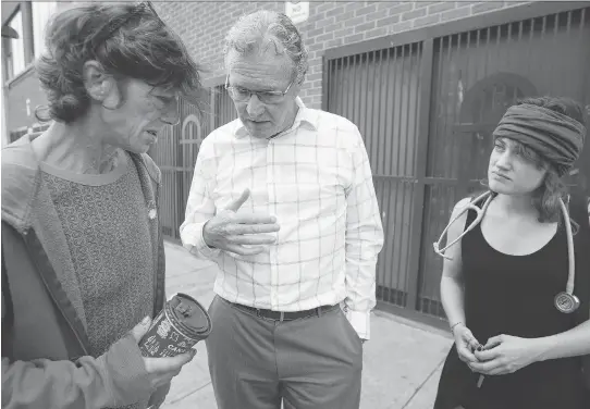  ?? PHOTOS DARREN BROWN ?? Dr. JeffreyTur­nbull, centre, chats with Ricky Belanger, left, while Inner City Health RN Amanda McNaughton looks on at the Shepherds of Good Hope.