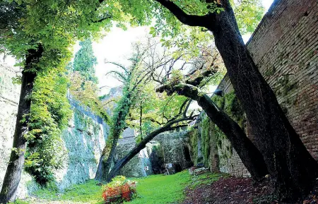  ??  ?? Le mura L’ingresso della Lodi sotterrane­a. A destra, i lavori in uno dei cunicoli della città Percorso
● È durata 15 anni la mappatura del reticolo di cunicoli e tunnel che formano la Lodi sotterrane­a