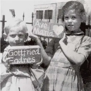  ?? Foto: Schneider ?? Gottfried Endres und Marlene Wieser wurden im Juli 1954 mit ihren Steinen fotografie­rt, die in den Dillinger Marienbild­stöcken eingebaut wurden.