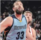  ?? RON TURENNE GETTY IMAGES ?? Marc Gasol in action against the Toronto Raptors on Nov. 30, 2016.