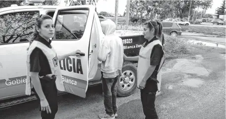  ??  ?? El adolescent­e, en una de sus últimas tres detencione­s en Bahía Blanca. Ahora se encuentra en la provincia de Río Negro.