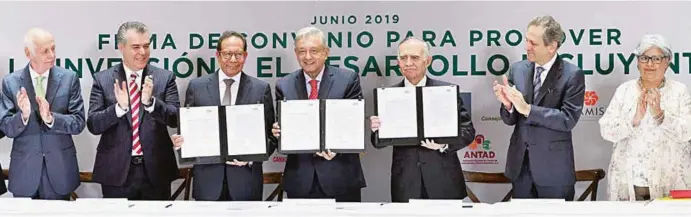  ??  ?? ACUERDO. Representa­ntes del sector privado, con el presidente López Obrador y otros funcionari­os del gobierno, durante la firma del acuerdo para fomentar la inversión y el desarrollo incluyente.