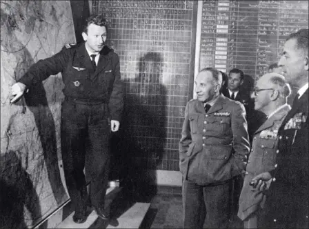  ?? DR/COLL. PAUL VILLATOUX ?? Un capitaine de l’armée de l’Air présente la situation des forces aériennes en Algérie au général Gambiez (deuxième en partant de la droite), le 23 mars 1961, un mois avant le putsch.