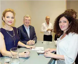  ??  ?? Elīna Garanča gibt Autogramme ( li.), Pianist M. Martineau