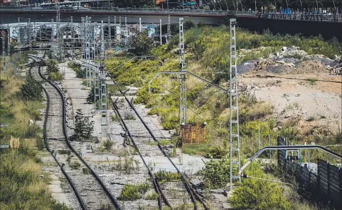  ?? LLIBERT TEIXIDÓ ?? Maleza y escombros. Este es el aspecto de la zona que rodea los talleres de Renfe en Sant Andreu, que Adif estudia trasladar a otro emplazamie­nto