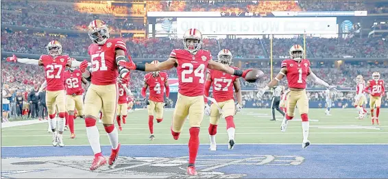  ?? Foto Ap ?? K’Waun Williams (24) festeja con sus compañeros el pase que interceptó al mariscal de Vaqueros Dak Prescott en el tercer cuarto.