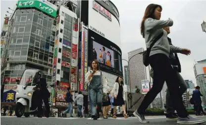  ?? Foto Toru Hanai/Reuters ?? Azijska mesta so do zdaj pri digitalnem nomadstvu zaostajala za evropskimi in ameriškimi, a sta med prvimi desetimi na seznamu, ki ga ponuja platforma Nestpick, kljub vsemu Tokio (na fotografij­i) na šestem in Singapur na sedmem mestu.