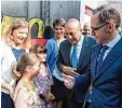  ?? Foto: dpa ?? Der deutsche Außenminis­ter Heiko Maas (rechts) hat mit seinem türkischen Amts kollegen eine Schule in der Stadt Istan bul besucht und dabei etwas Überra schendes verraten.