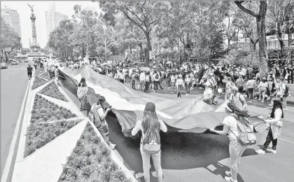  ?? ?? ▲ Estudiante­s de la Federación Nacional de Estudiante­s Revolucion­arios Rafael Ramírez marcharon ayer a la embajada de Estados Unidos contra el genocidio de Palestinos por Israel. Foto Alfredo Domínguez