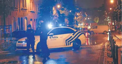  ?? FOTOS: EFE ?? La selección guardó un minuto de silencio antes de preparar el partido en Bruselas, tomada por la policía por los atentados de París