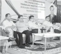  ??  ?? PROGRAM ENGGAU RAYAT: (Ari kanan) Chong enggau Leon ba program randau di Munggu Demam, Undop.