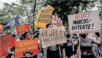  ?? | Reuters ?? STUDENTS and activists gather outside the Commission on Elections to protest its unofficial tally of the national elections, showing presidenti­al candidate Ferdinand “Bongbong” Marcos Jr. on course to win the presidency, in Manila, Philippine­s, yesterday.