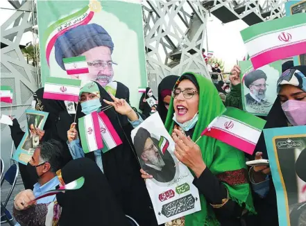  ?? EFE ?? Simpatizan­tes de Ebrahim Raisi celebran ayer su victoria en las calles de Teherán