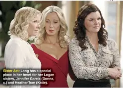  ?? HOWARD WISE/JPI ?? Sister Act: Lang has a special place in her heart for her Logan sisters, Jennifer Gareis (Donna, c.) and Heather Tom (Katie).