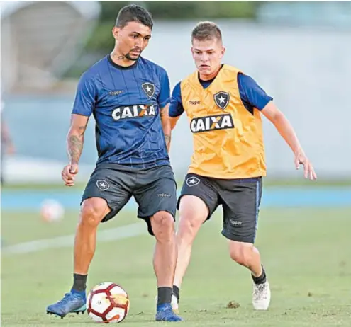  ??  ?? Kieza domina a bola diante da marcação de João Pedro durante treino no Nilton Santos