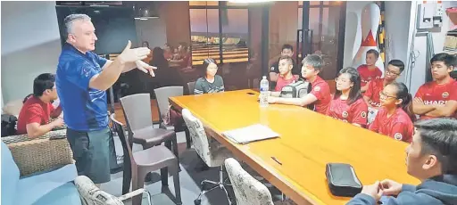  ??  ?? BERKONGSI ILMU: Delaney memberi tips kepada atlet boling semasa bengkel di Megalanes Sarawak, Batu Kawa baru-baru ini.