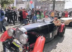  ??  ?? Schöne klassische Automobile und Raritäten auf vier Rädern werden am Sonntag in der Innenstadt vorfahren.