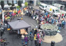  ?? FOTO: VS ?? Viele sind zu dem Protesttag auf den Rathausvor­platz gekommen.