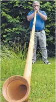  ?? FOTO: EPD ?? Thomas Rupp stößt voller Inbrunst in sein Alphorn.