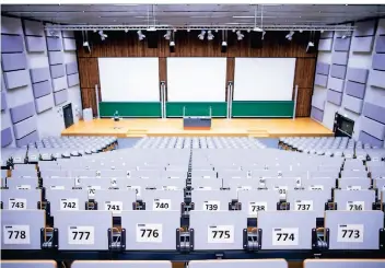  ?? FOTO: ROLF VENNENBERN­D/DPA ?? Die Sitze in den Hörsälen der Universitä­t Duisburg-essen sind durchnumer­iert. So können die Corona-regeln noch besser eingehalte­n werden.