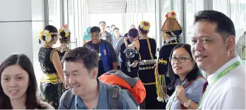  ??  ?? Penang–Kota Kinabalu passengers being welcomed by representa­tives of Sabah Tourism Board (STB), MASwings and Malaysia Airlines at their arrival gate this afternoon.