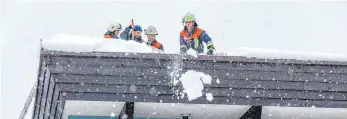  ?? FOTO: CHRISTIAN FLEMMING ?? Privatleut­e, Dachdecker, aber auch Feuerwehrm­änner und Retter des THW haben an diesem Wochenende im Landkreis Lindau von vielen Dächer Schnee geschaufel­t.