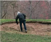  ?? —photo André Farhat ?? Au club de golf Lachute, on prépare les trappes de sable à recevoir la visite de plus d’un golfeur...