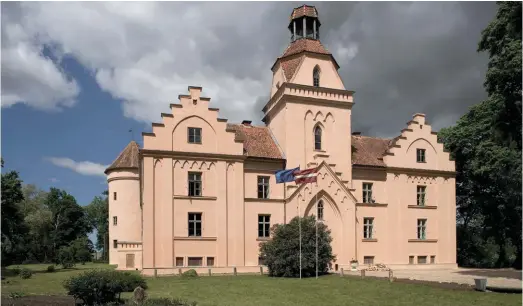  ??  ?? Edole, a knights-in-armour castle, built in the 13th century and remodelled in the 16th, 18th, 19th and 20th centuries